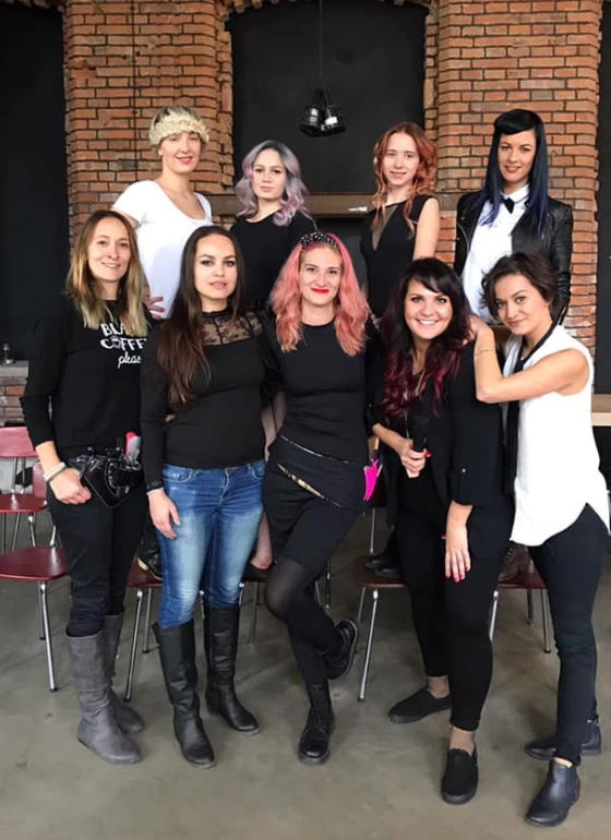 Matrix oktatófodrászok egy fodrászati képzésen.