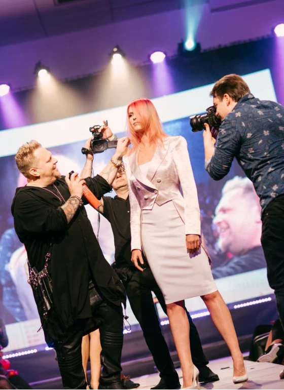 Matrix oktatófodrász egy rózsaszín hajú modellel.