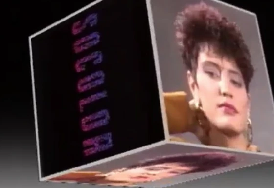 Matrix retro vizuell, amelyen egy modell a SoColor termékcsaláddal szerepel.