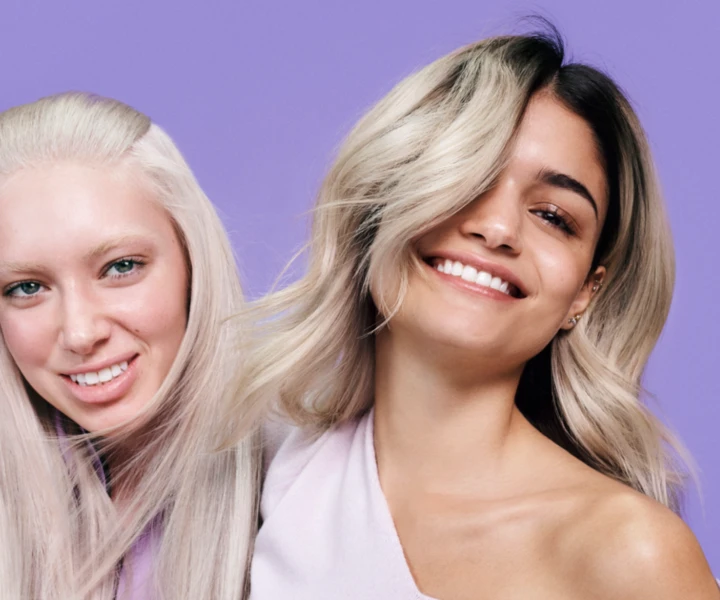 Göndör hajú Matrix Curl-Can-Dream modell.